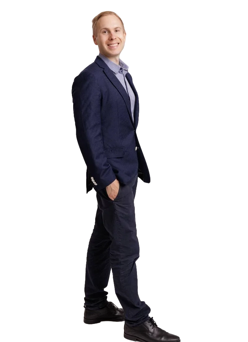 Valtteri Kujala seisoo sininen puvuntakki päällä iloisena kuvassa.